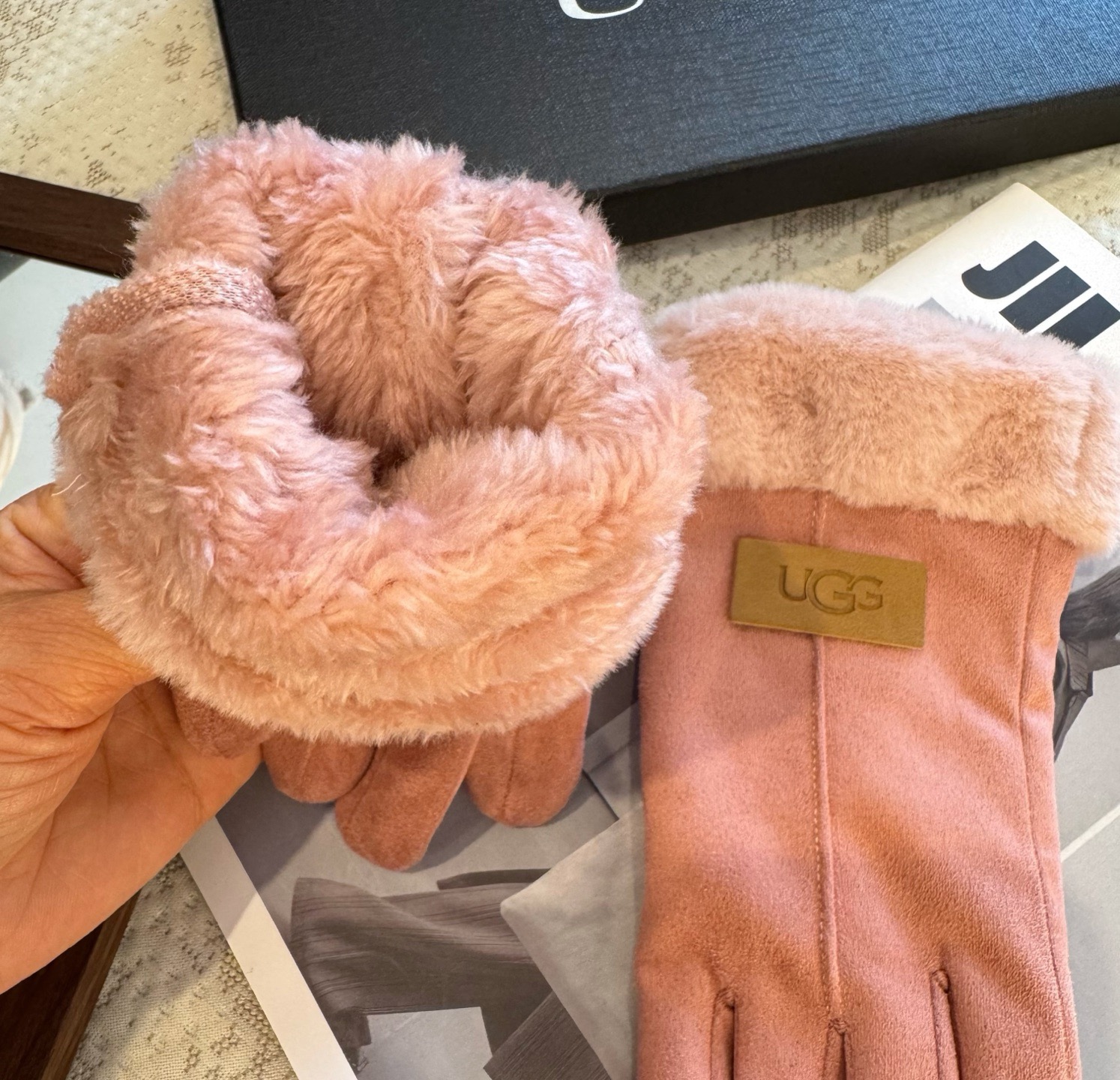 UGG2025秋冬懒兔毛羊毛手套👍值得对比。。同款不同品质，秒杀市场差产品，羊毛十懒兔毛内里加绒 🙌经典