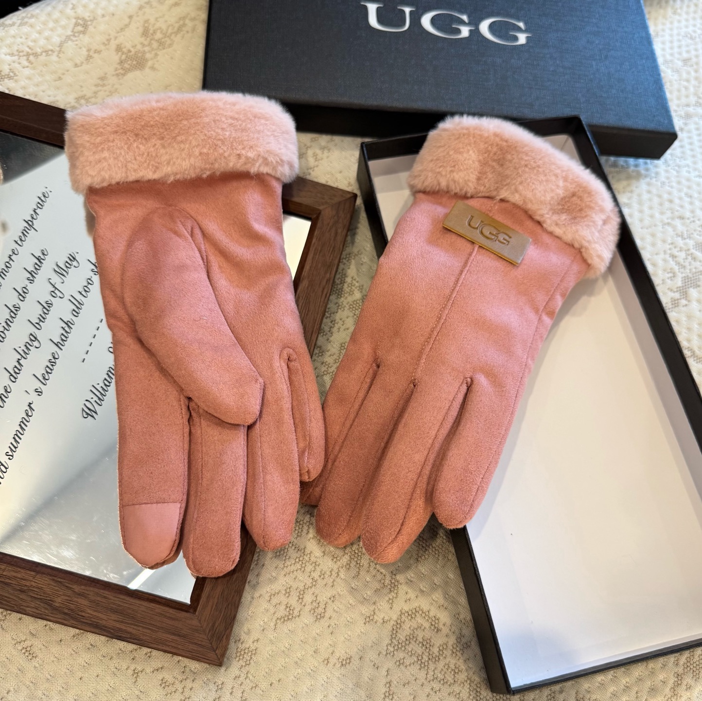 UGG2025秋冬懒兔毛羊毛手套👍值得对比。。同款不同品质，秒杀市场差产品，羊毛十懒兔毛内里加绒 🙌经典