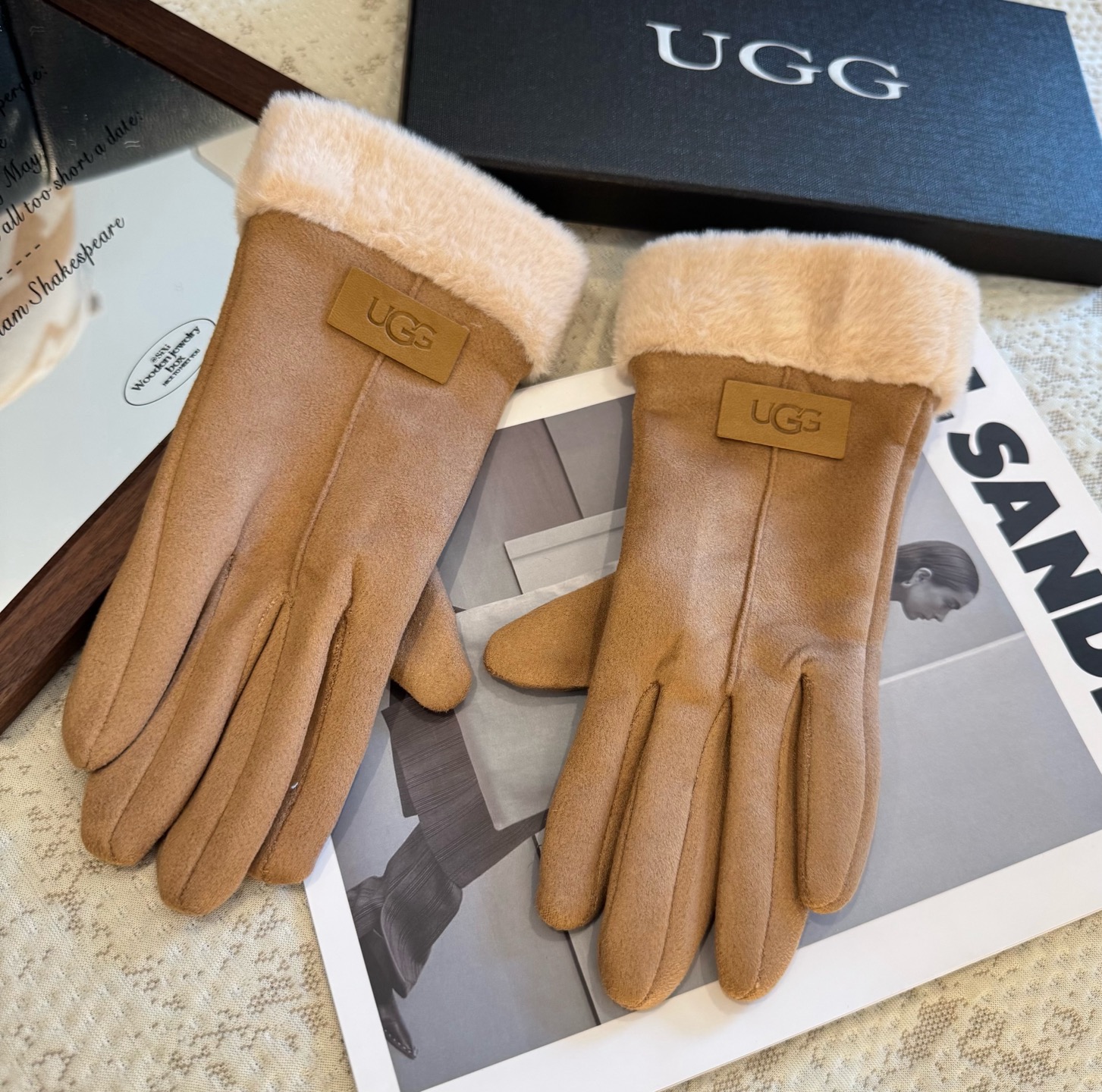 UGG2025秋冬懒兔毛羊毛手套👍值得对比。。同款不同品质，秒杀市场差产品，羊毛十懒兔毛内里加绒 🙌经典