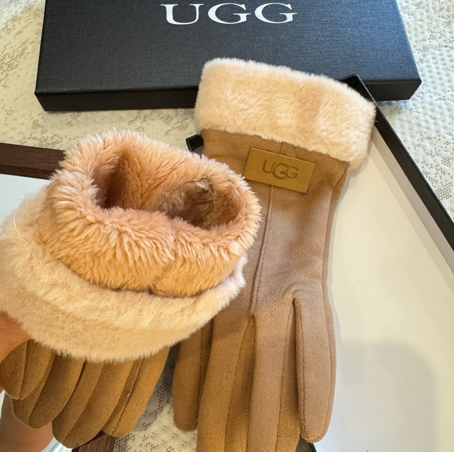 UGG2025秋冬懒兔毛羊毛手套👍值得对比。。同款不同品质，秒杀市场差产品，羊毛十懒兔毛内里加绒 🙌经典