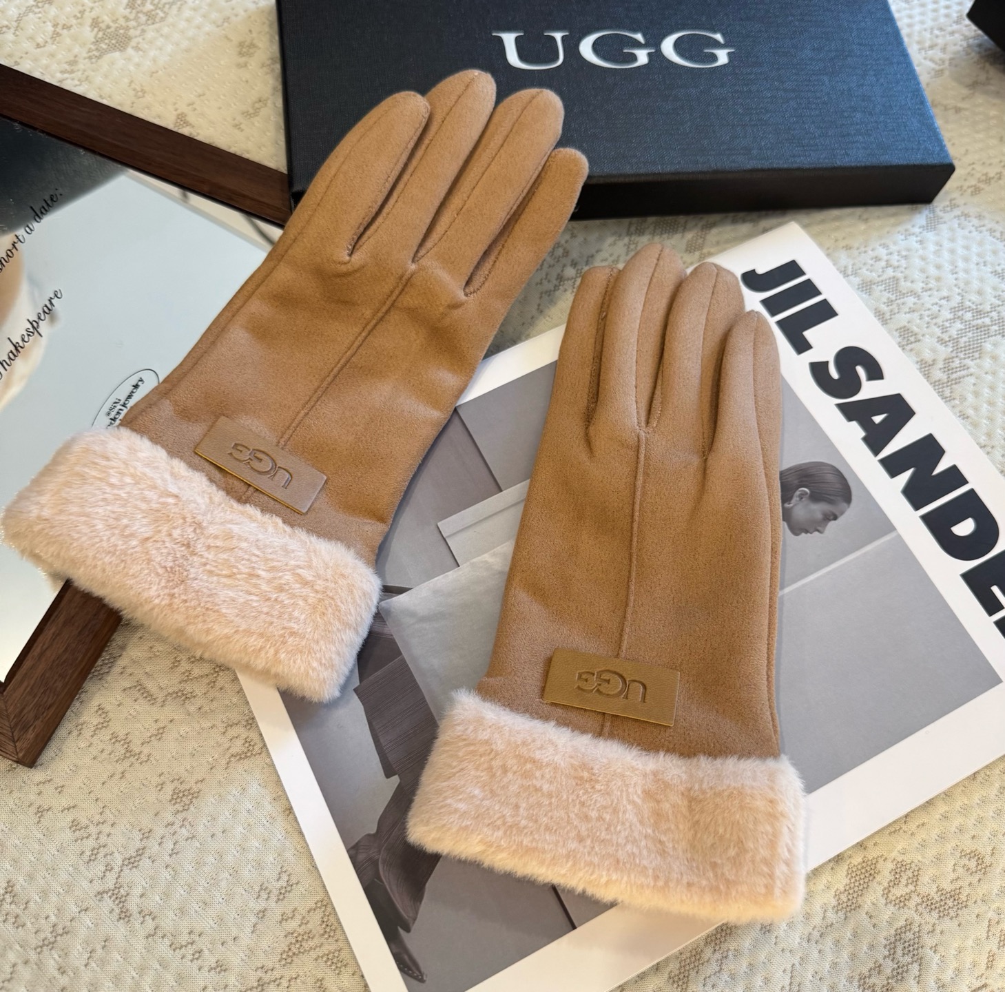 UGG2025秋冬懒兔毛羊毛手套👍值得对比。。同款不同品质，秒杀市场差产品，羊毛十懒兔毛内里加绒 🙌经典
