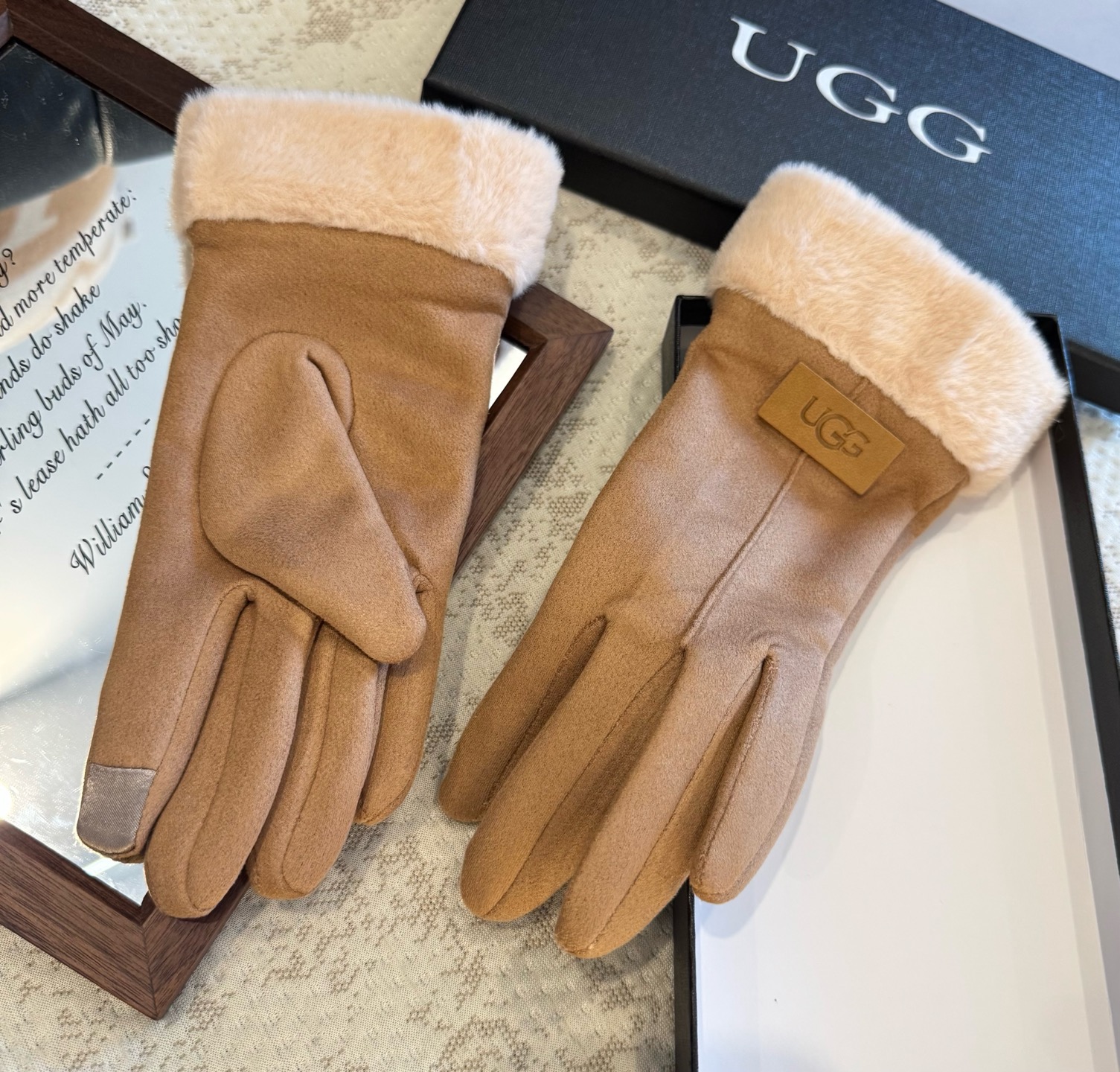 UGG2025秋冬懒兔毛羊毛手套👍值得对比。。同款不同品质，秒杀市场差产品，羊毛十懒兔毛内里加绒 🙌经典