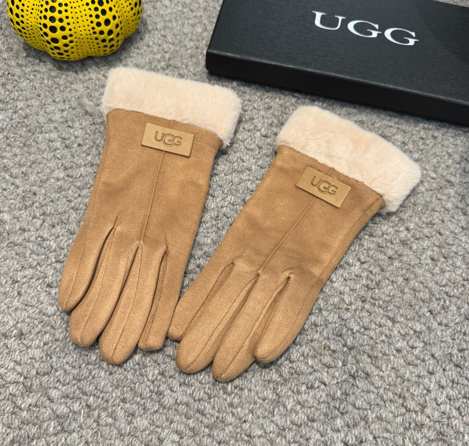 UGG2025秋冬懒兔毛羊毛手套👍值得对比。。同款不同品质，秒杀市场差产品，羊毛十懒兔毛内里加绒 🙌经典