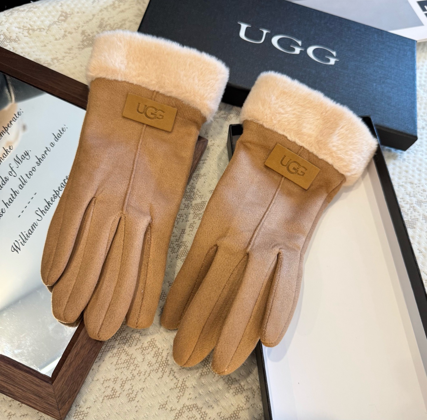 UGG2025秋冬懒兔毛羊毛手套👍值得对比。。同款不同品质，秒杀市场差产品，羊毛十懒兔毛内里加绒 🙌经典
