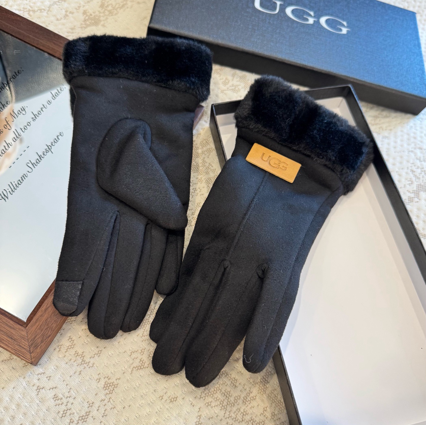 UGG2025秋冬懒兔毛羊毛手套👍值得对比。。同款不同品质，秒杀市场差产品，羊毛十懒兔毛内里加绒 🙌经典