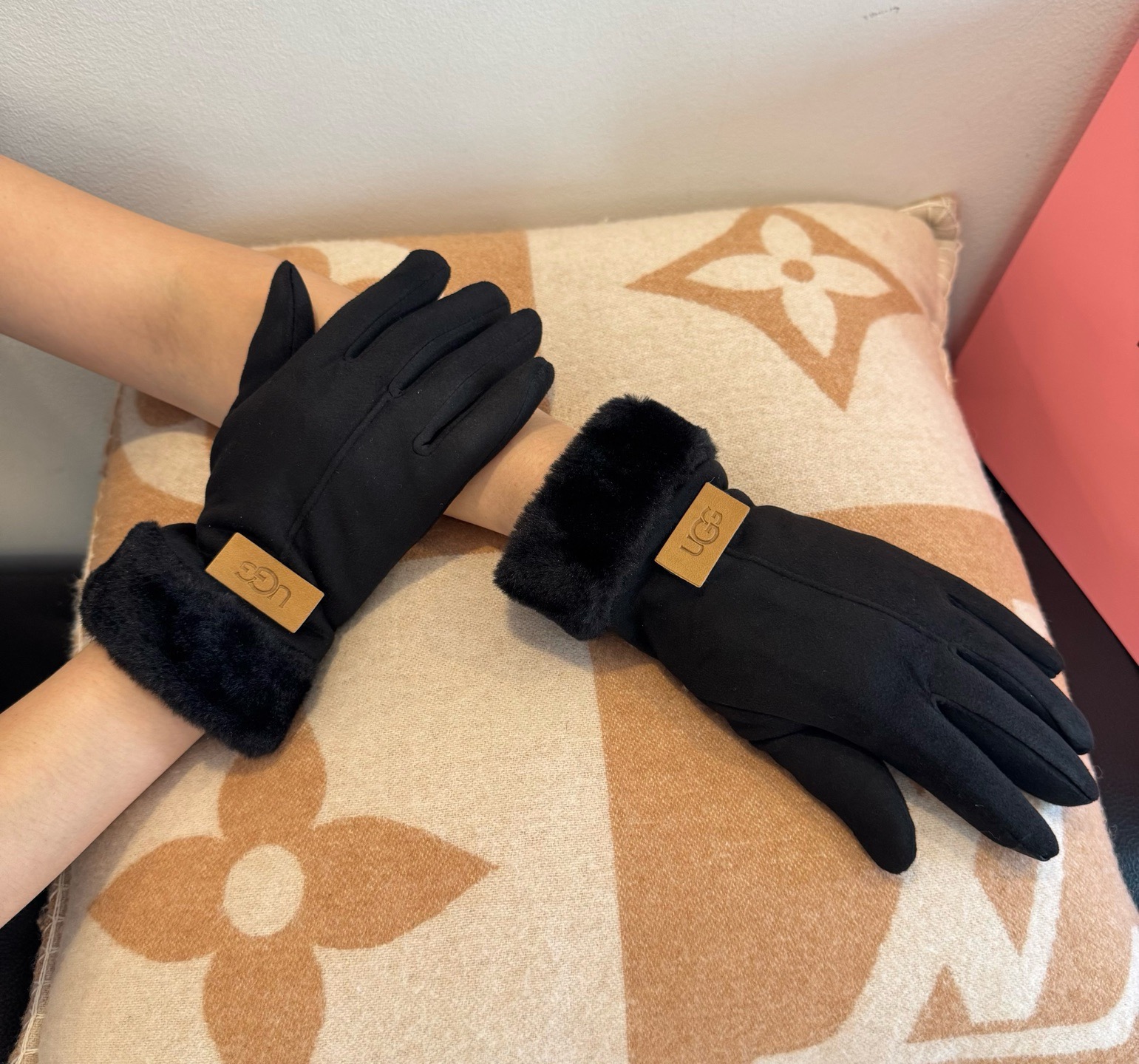 UGG2025秋冬懒兔毛羊毛手套👍值得对比。。同款不同品质，秒杀市场差产品，羊毛十懒兔毛内里加绒 🙌经典