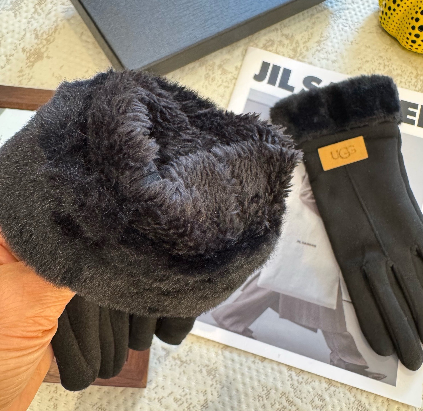 UGG2025秋冬懒兔毛羊毛手套👍值得对比。。同款不同品质，秒杀市场差产品，羊毛十懒兔毛内里加绒 🙌经典