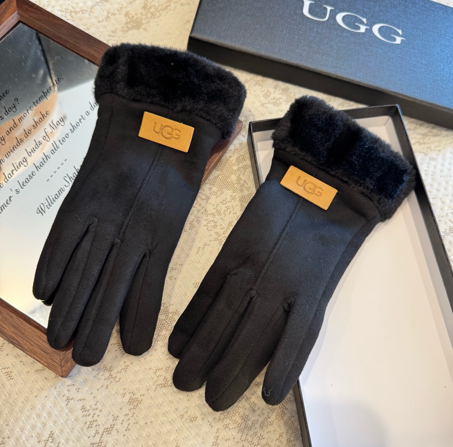 UGG2025秋冬懒兔毛羊毛手套👍值得对比。。同款不同品质，秒杀市场差产品，羊毛十懒兔毛内里加绒 🙌经典