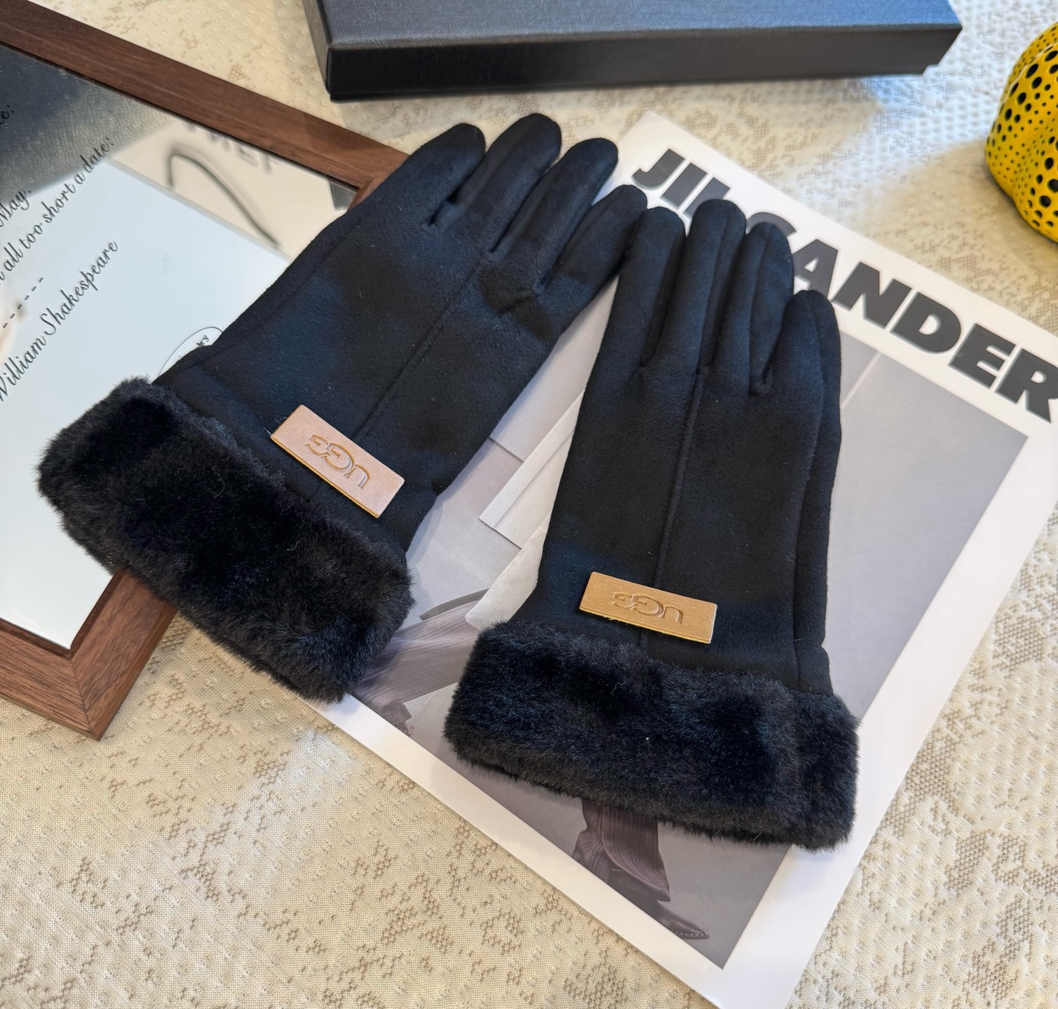 UGG2025秋冬懒兔毛羊毛手套👍值得对比。。同款不同品质，秒杀市场差产品，羊毛十懒兔毛内里加绒 🙌经典
