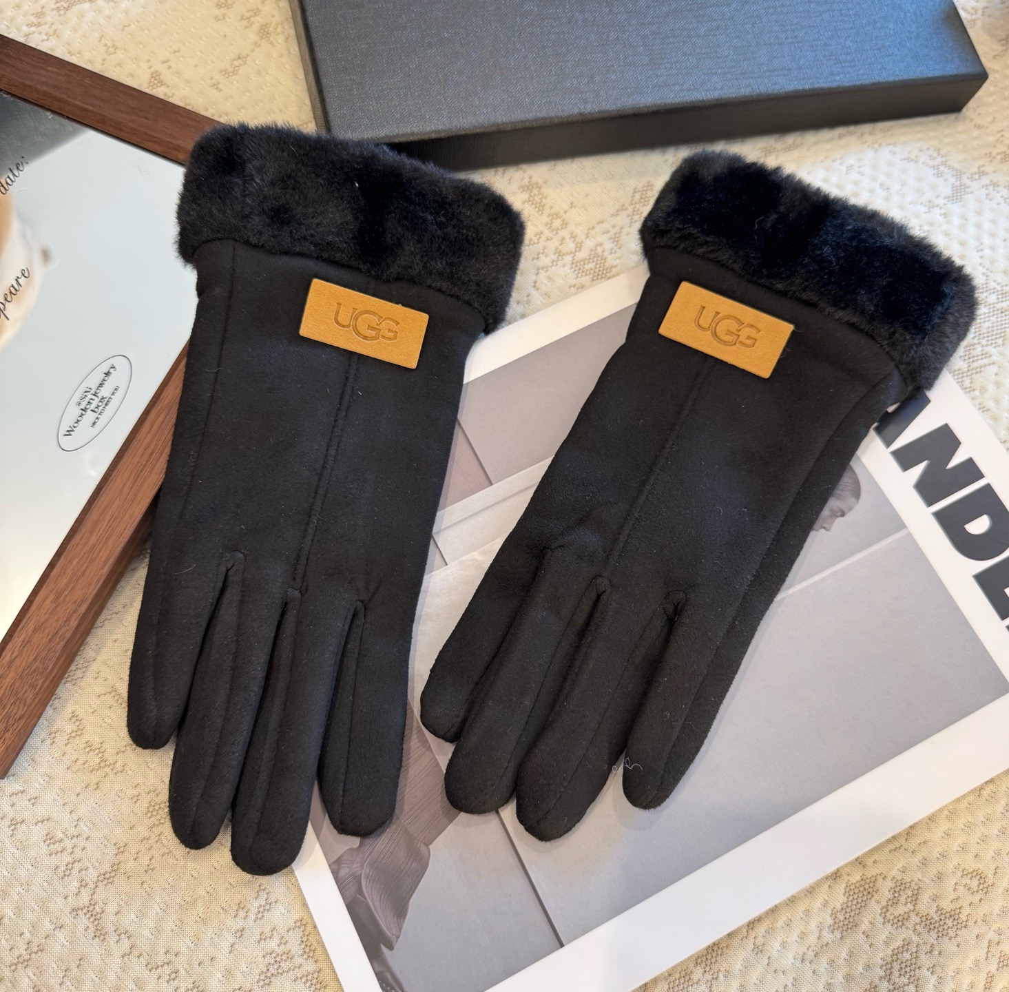 UGG2025秋冬懒兔毛羊毛手套👍值得对比。。同款不同品质，秒杀市场差产品，羊毛十懒兔毛内里加绒 🙌经典