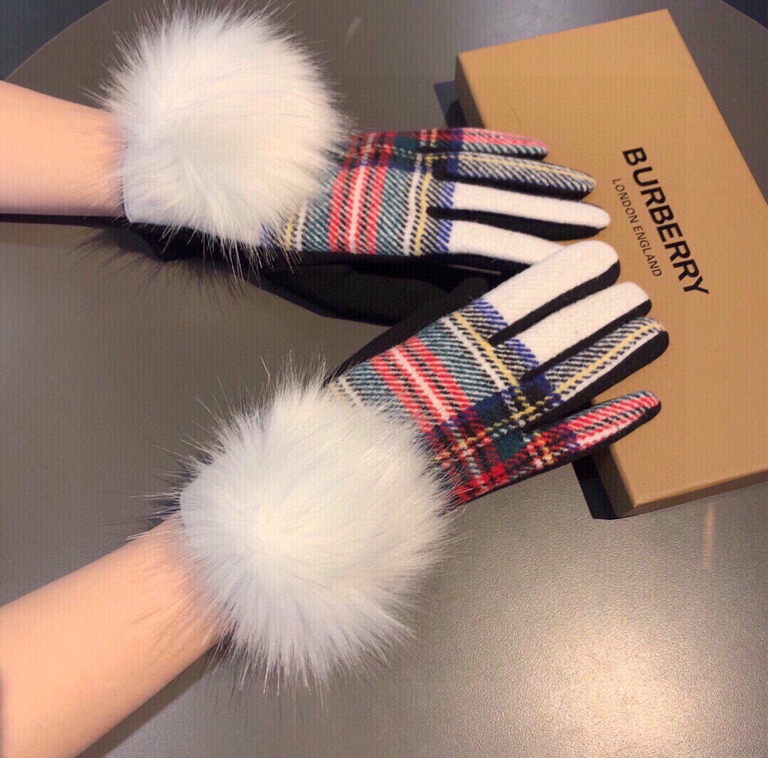 巴宝莉BURBERRY 专柜新品大狐狸毛球❤️羊毛手套🧤时尚手套，秋冬保暖加绒内里，经典格子，上手超舒适
