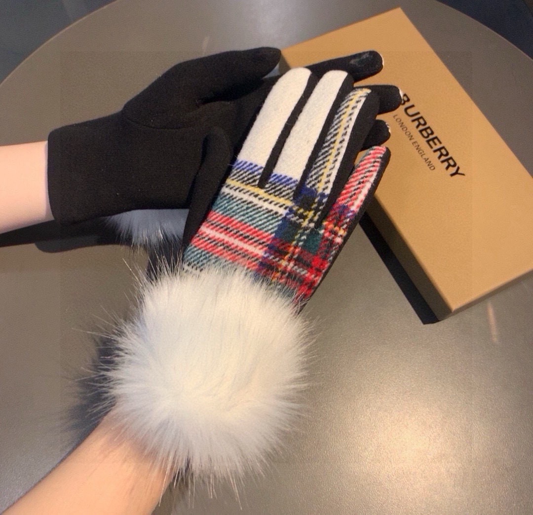 巴宝莉BURBERRY 专柜新品大狐狸毛球❤️羊毛手套🧤时尚手套，秋冬保暖加绒内里，经典格子，上手超舒适