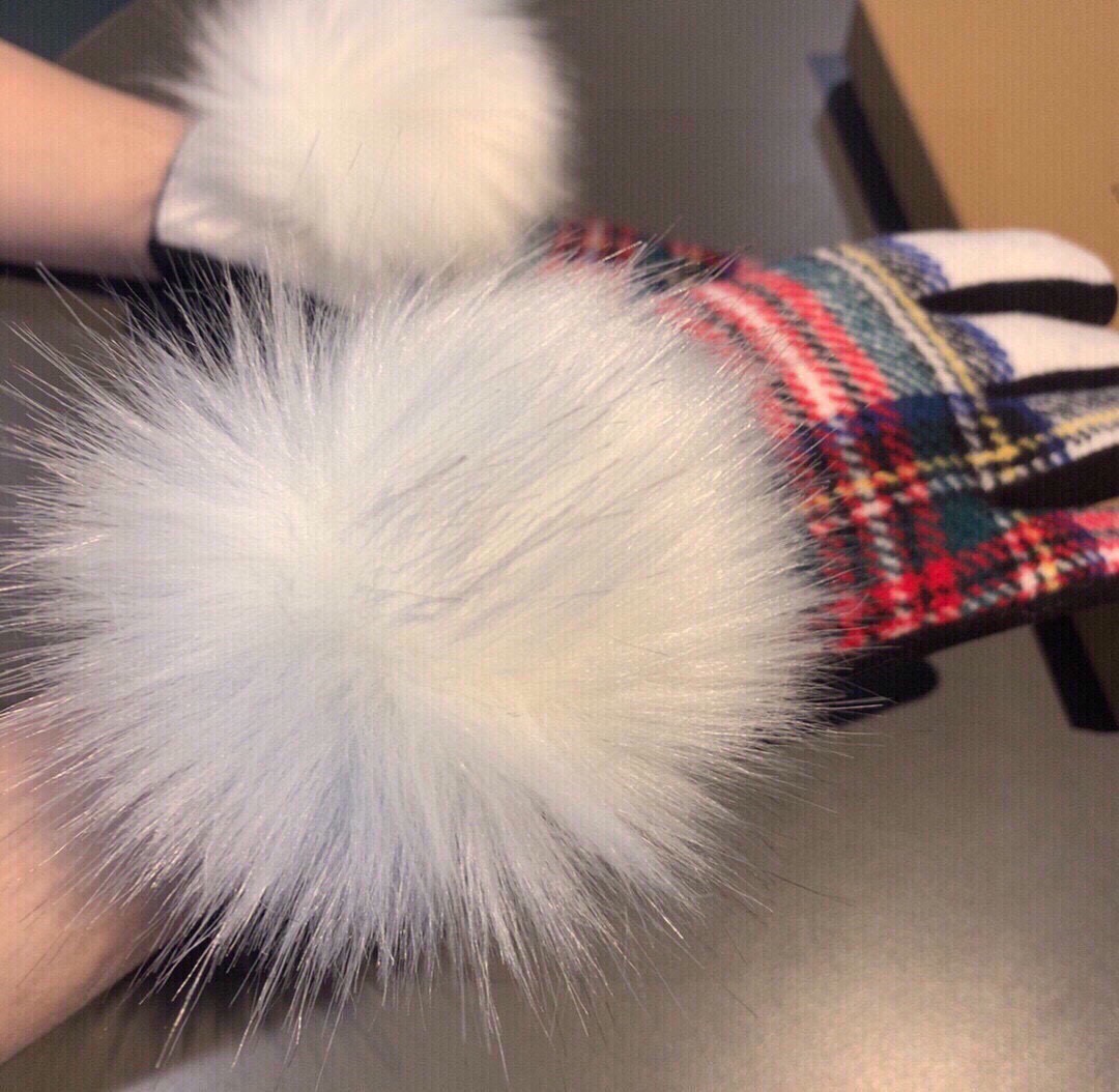 巴宝莉BURBERRY 专柜新品大狐狸毛球❤️羊毛手套🧤时尚手套，秋冬保暖加绒内里，经典格子，上手超舒适