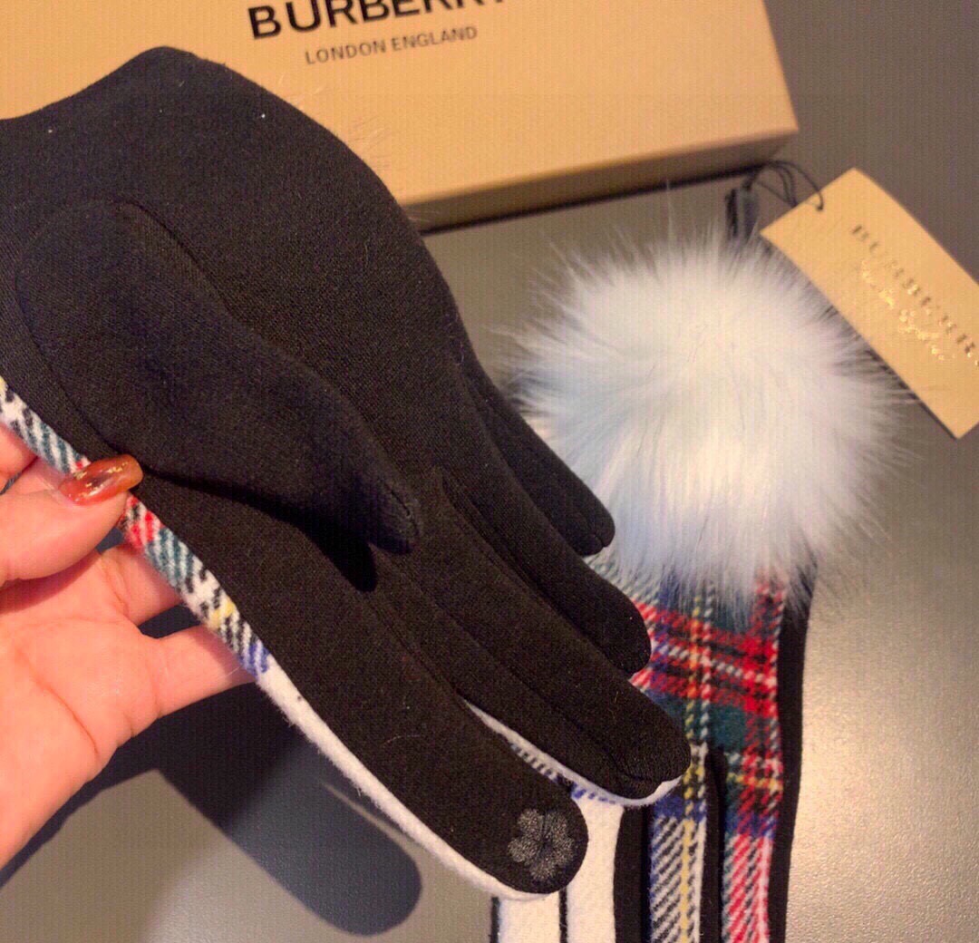 巴宝莉BURBERRY 专柜新品大狐狸毛球❤️羊毛手套🧤时尚手套，秋冬保暖加绒内里，经典格子，上手超舒适