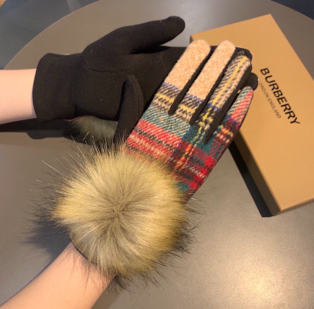 巴宝莉BURBERRY 专柜新品大狐狸毛球❤️羊毛手套🧤时尚手套，秋冬保暖加绒内里，经典格子，上手超舒适