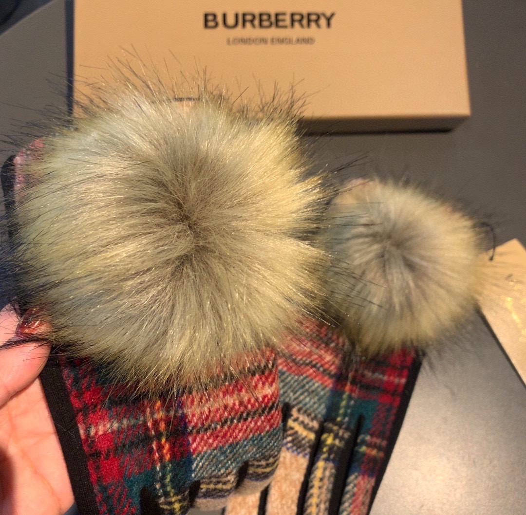 巴宝莉BURBERRY 专柜新品大狐狸毛球❤️羊毛手套🧤时尚手套，秋冬保暖加绒内里，经典格子，上手超舒适