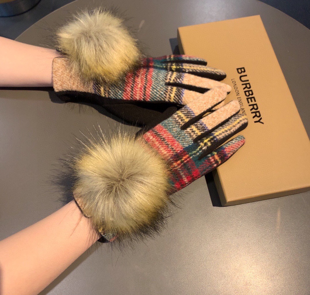 巴宝莉BURBERRY 专柜新品大狐狸毛球❤️羊毛手套🧤时尚手套，秋冬保暖加绒内里，经典格子，上手超舒适