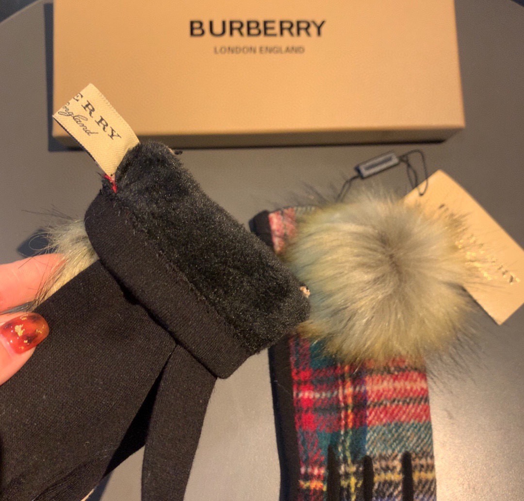 巴宝莉BURBERRY 专柜新品大狐狸毛球❤️羊毛手套🧤时尚手套，秋冬保暖加绒内里，经典格子，上手超舒适