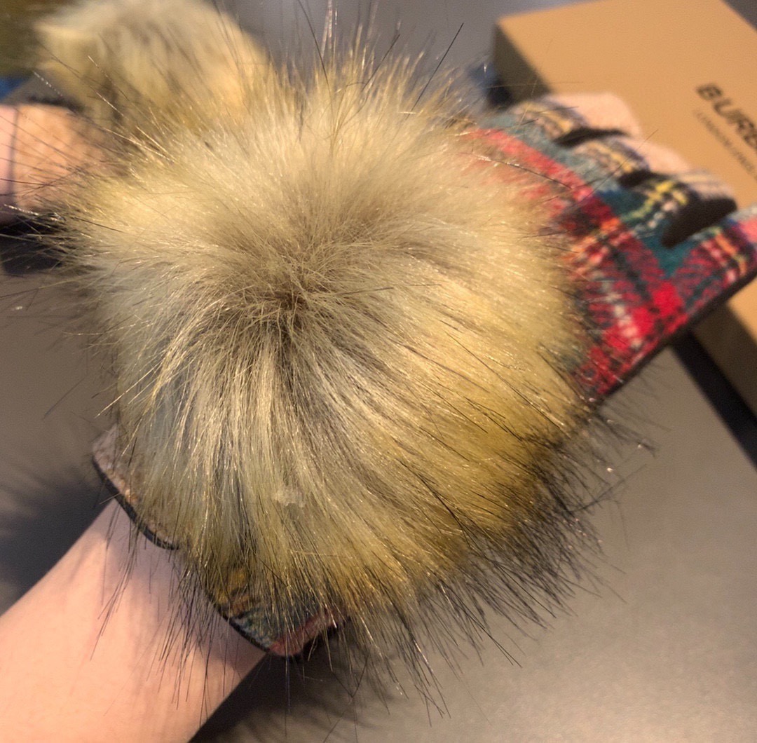 巴宝莉BURBERRY 专柜新品大狐狸毛球❤️羊毛手套🧤时尚手套，秋冬保暖加绒内里，经典格子，上手超舒适