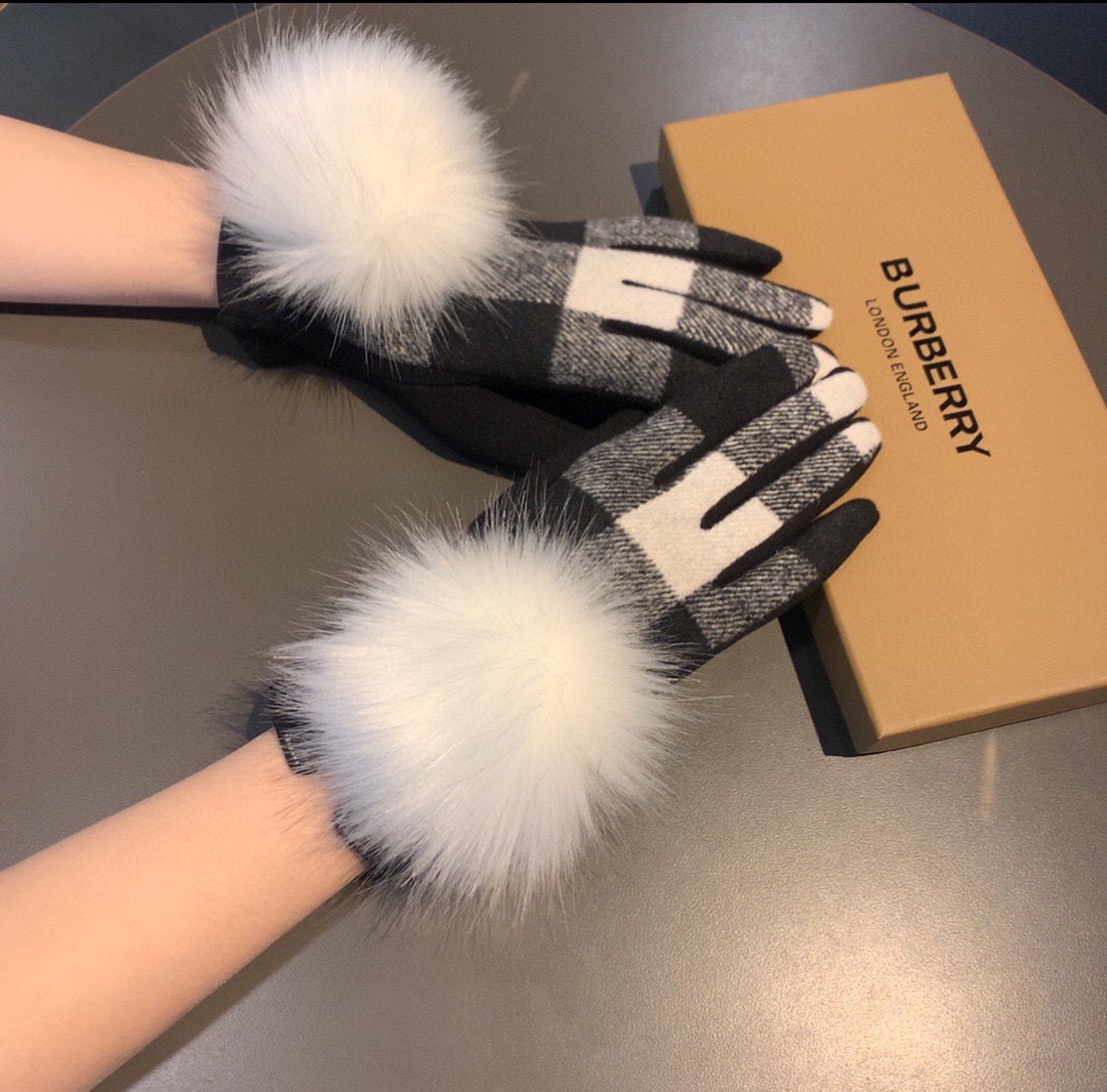 巴宝莉BURBERRY 专柜新品大狐狸毛球❤️羊毛手套🧤时尚手套，秋冬保暖加绒内里，经典格子，上手超舒适