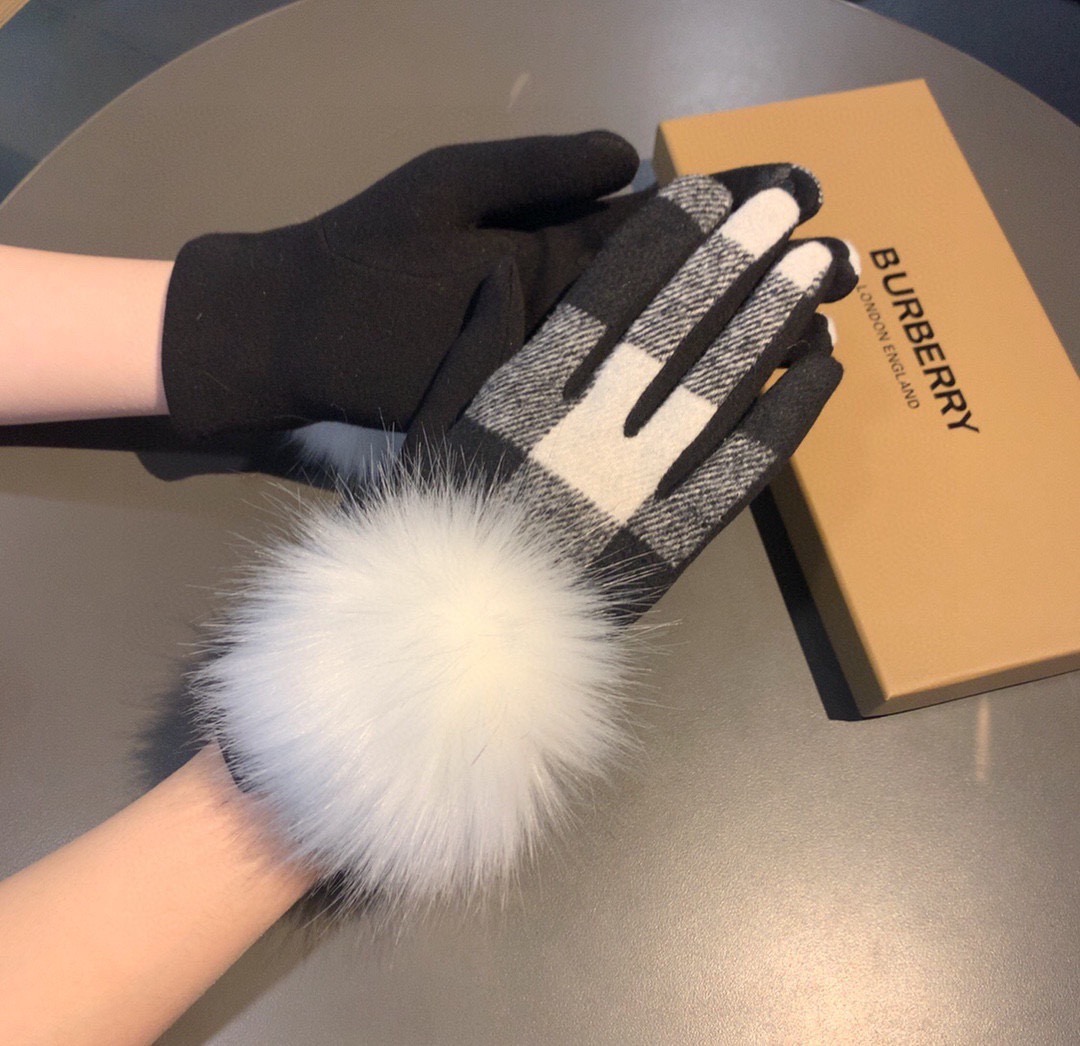 巴宝莉BURBERRY 专柜新品大狐狸毛球❤️羊毛手套🧤时尚手套，秋冬保暖加绒内里，经典格子，上手超舒适