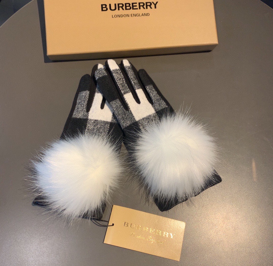巴宝莉BURBERRY 专柜新品大狐狸毛球❤️羊毛手套🧤时尚手套，秋冬保暖加绒内里，经典格子，上手超舒适