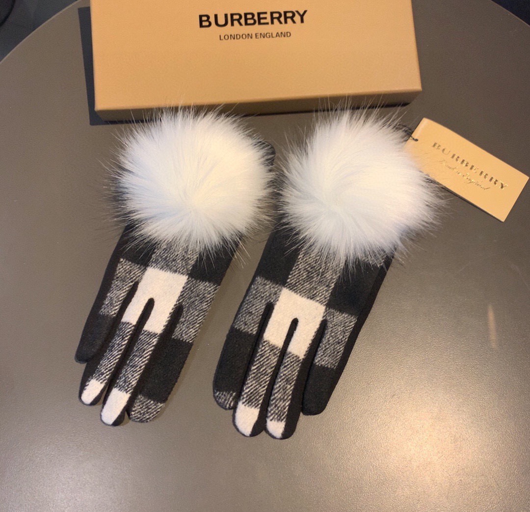 巴宝莉BURBERRY 专柜新品大狐狸毛球❤️羊毛手套🧤时尚手套，秋冬保暖加绒内里，经典格子，上手超舒适