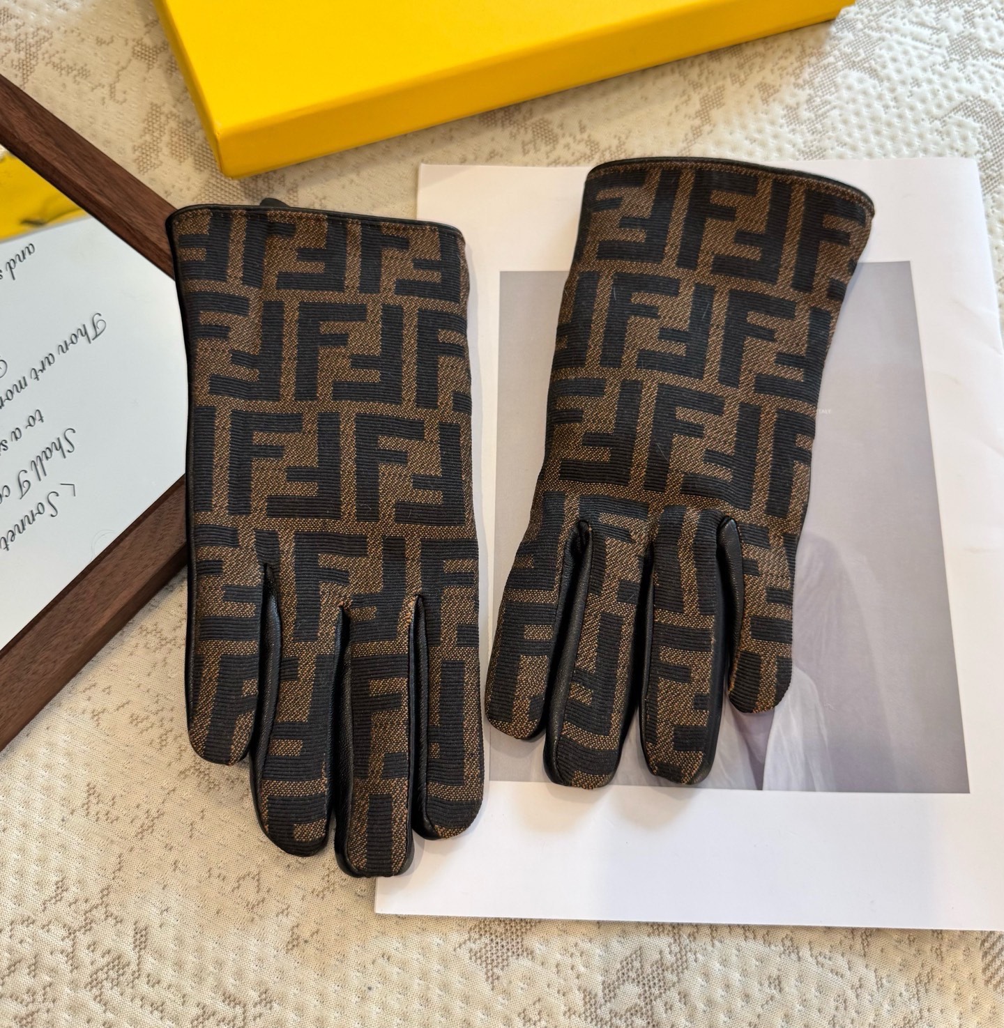 芬迪FENDI✨2025秋冬羊皮配布手套👍手机触屏，值得对比。。同款不同品质，秒杀市场差产品，进口一级羊