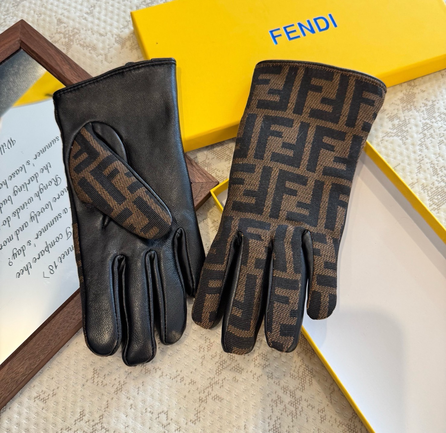 芬迪FENDI✨2025秋冬羊皮配布手套👍手机触屏，值得对比。。同款不同品质，秒杀市场差产品，进口一级羊