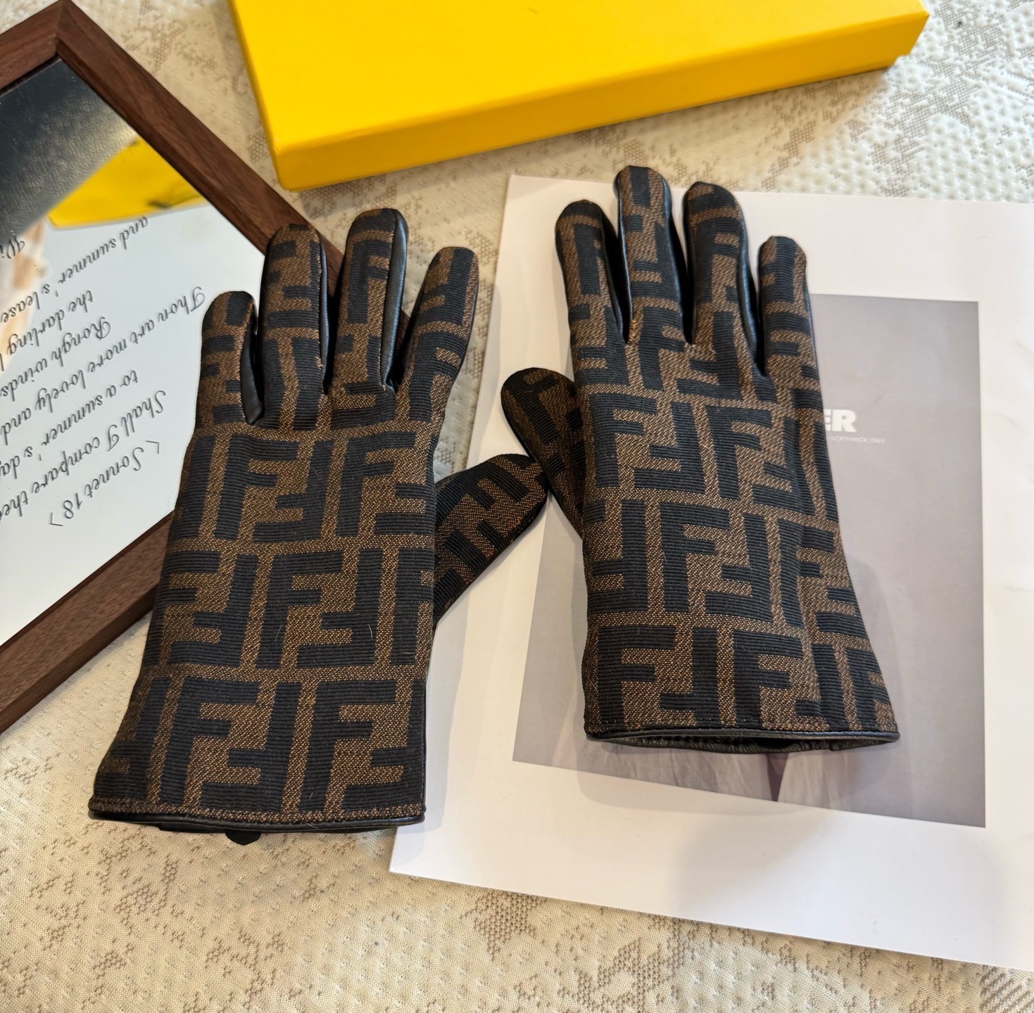 芬迪FENDI✨2025秋冬羊皮配布手套👍手机触屏，值得对比。。同款不同品质，秒杀市场差产品，进口一级羊