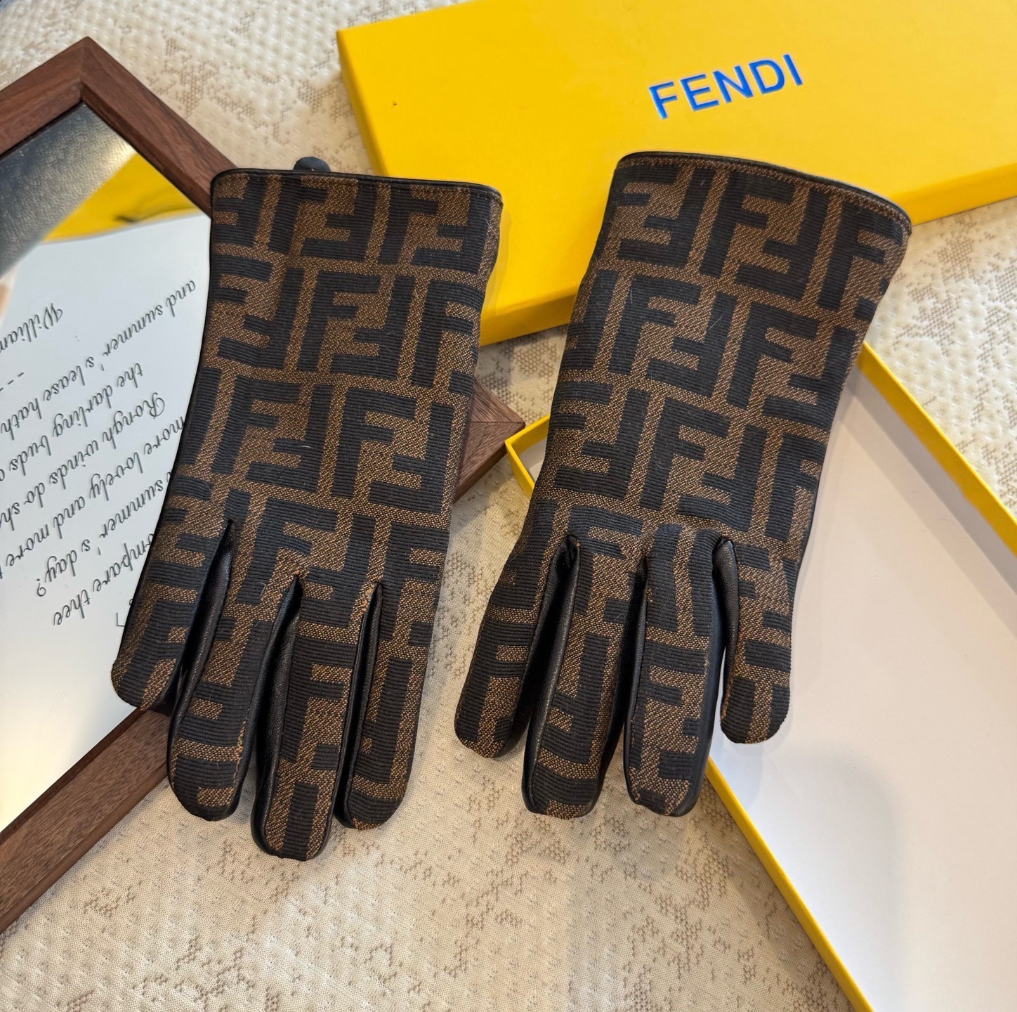 芬迪FENDI✨2025秋冬羊皮配布手套👍手机触屏，值得对比。。同款不同品质，秒杀市场差产品，进口一级羊