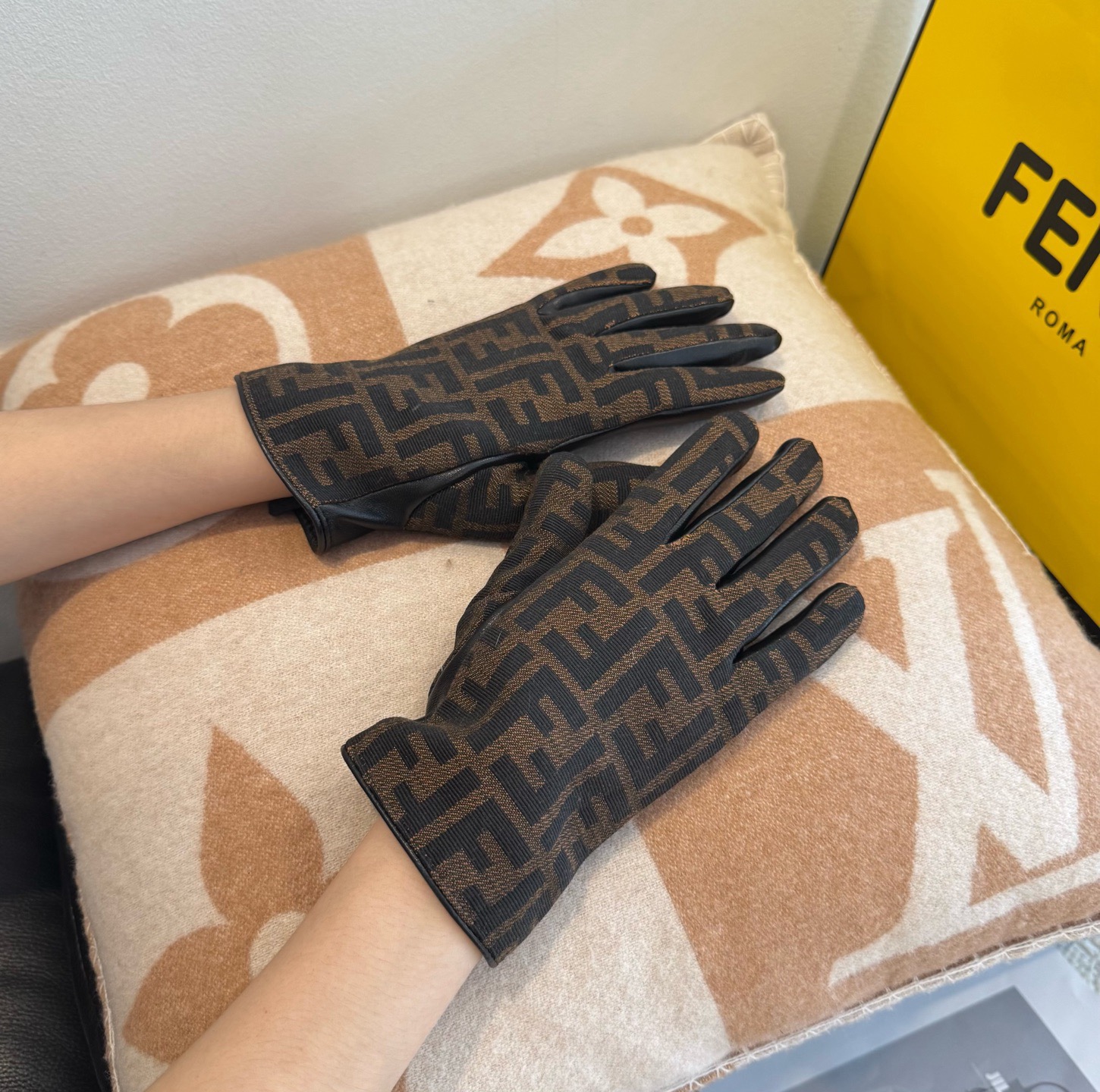 芬迪FENDI✨2025秋冬羊皮配布手套👍手机触屏，值得对比。。同款不同品质，秒杀市场差产品，进口一级羊