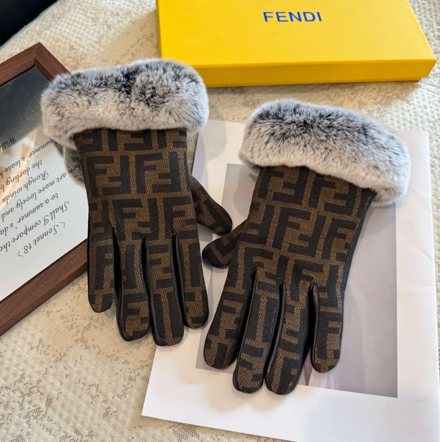 芬迪FENDI✨2025秋冬羊皮懒兔毛手套👍手机触屏，值得对比。。同款不同品质，秒杀市场差产品，进口一级