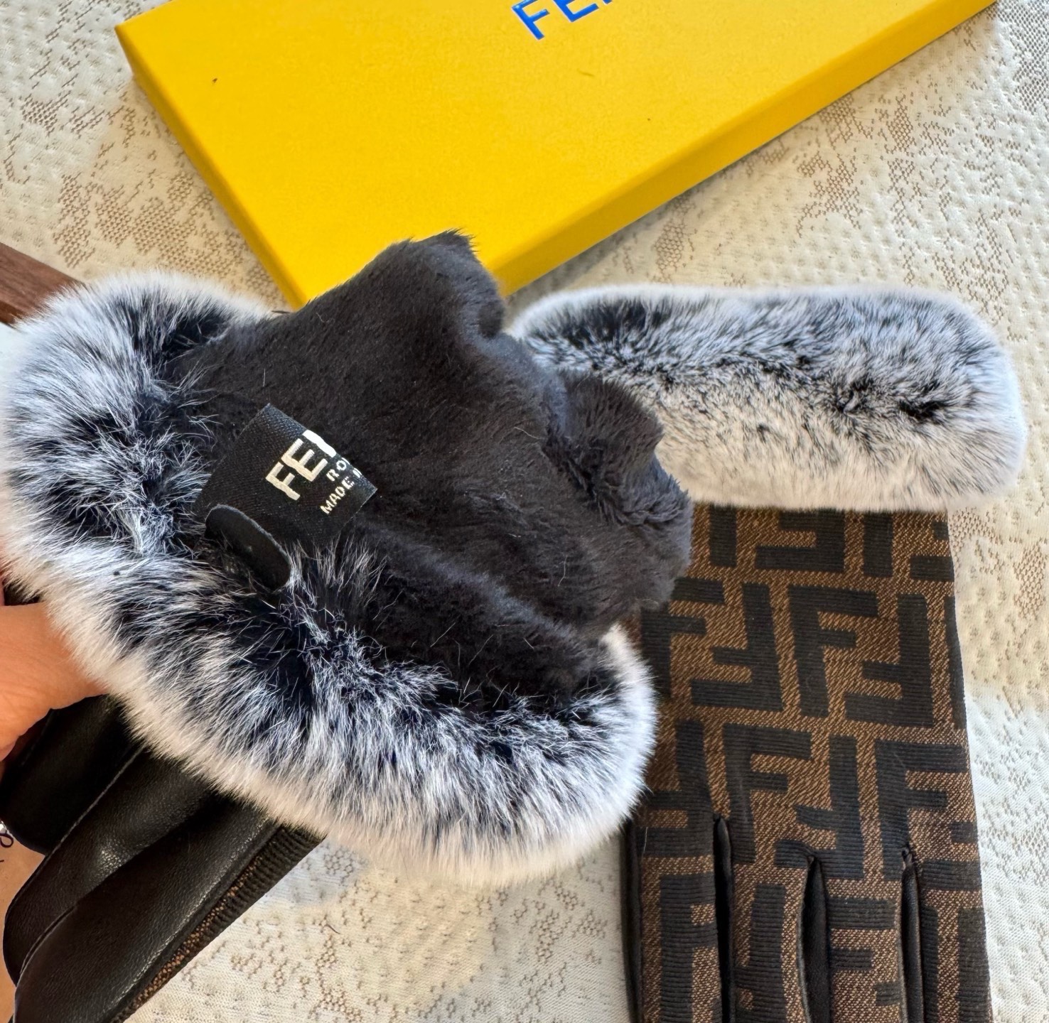 芬迪FENDI✨2025秋冬羊皮懒兔毛手套👍手机触屏，值得对比。。同款不同品质，秒杀市场差产品，进口一级