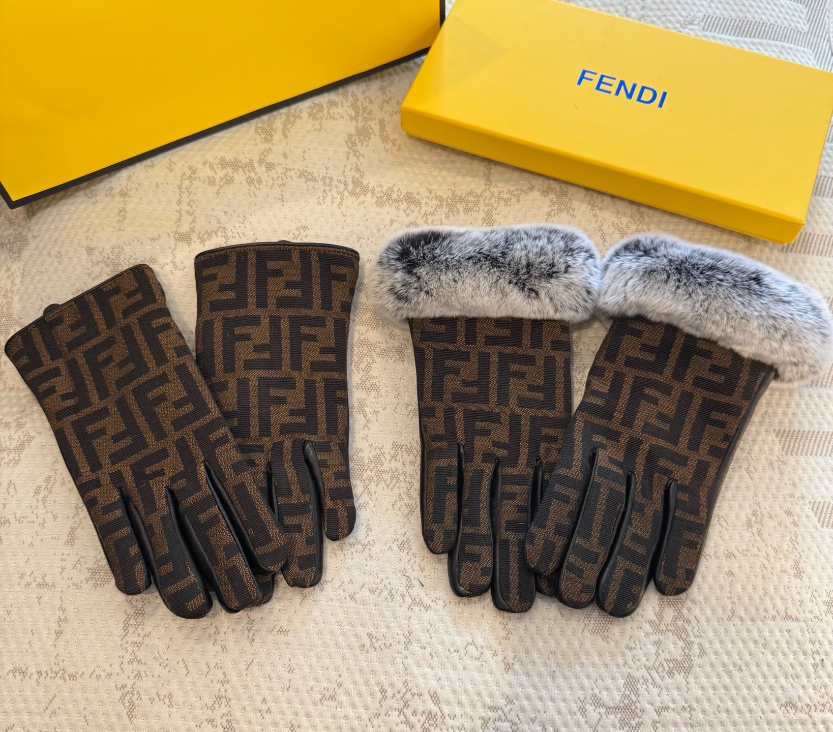 芬迪FENDI✨2025秋冬羊皮懒兔毛手套👍手机触屏，值得对比。。同款不同品质，秒杀市场差产品，进口一级