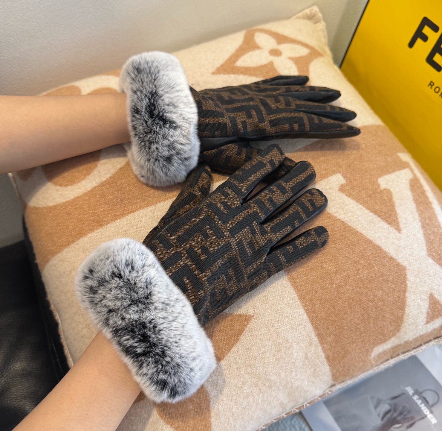 芬迪FENDI✨2025秋冬羊皮懒兔毛手套👍手机触屏，值得对比。。同款不同品质，秒杀市场差产品，进口一级
