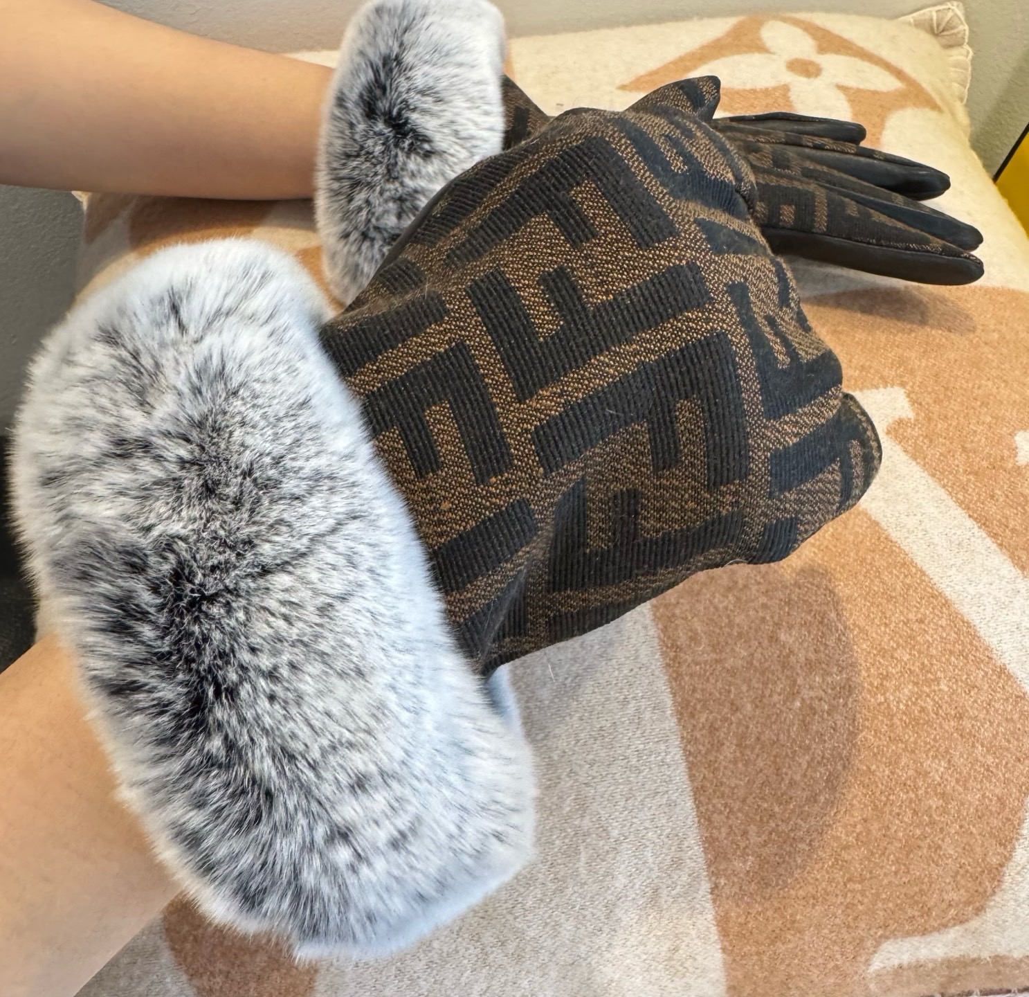 芬迪FENDI✨2025秋冬羊皮懒兔毛手套👍手机触屏，值得对比。。同款不同品质，秒杀市场差产品，进口一级