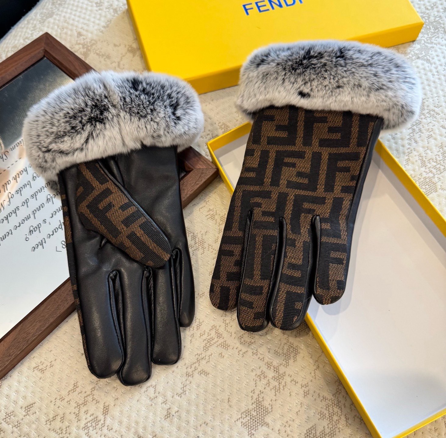 芬迪FENDI✨2025秋冬羊皮懒兔毛手套👍手机触屏，值得对比。。同款不同品质，秒杀市场差产品，进口一级