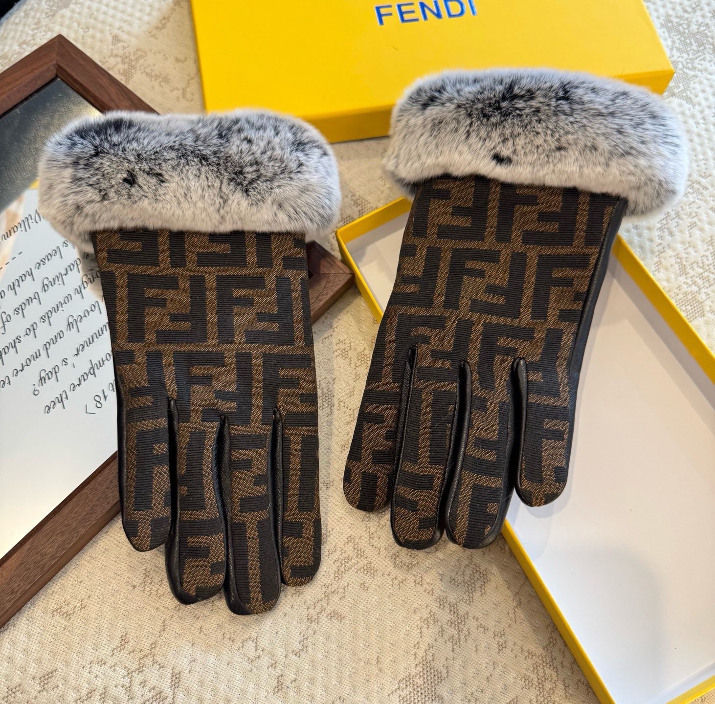 芬迪FENDI✨2025秋冬羊皮懒兔毛手套👍手机触屏，值得对比。。同款不同品质，秒杀市场差产品，进口一级