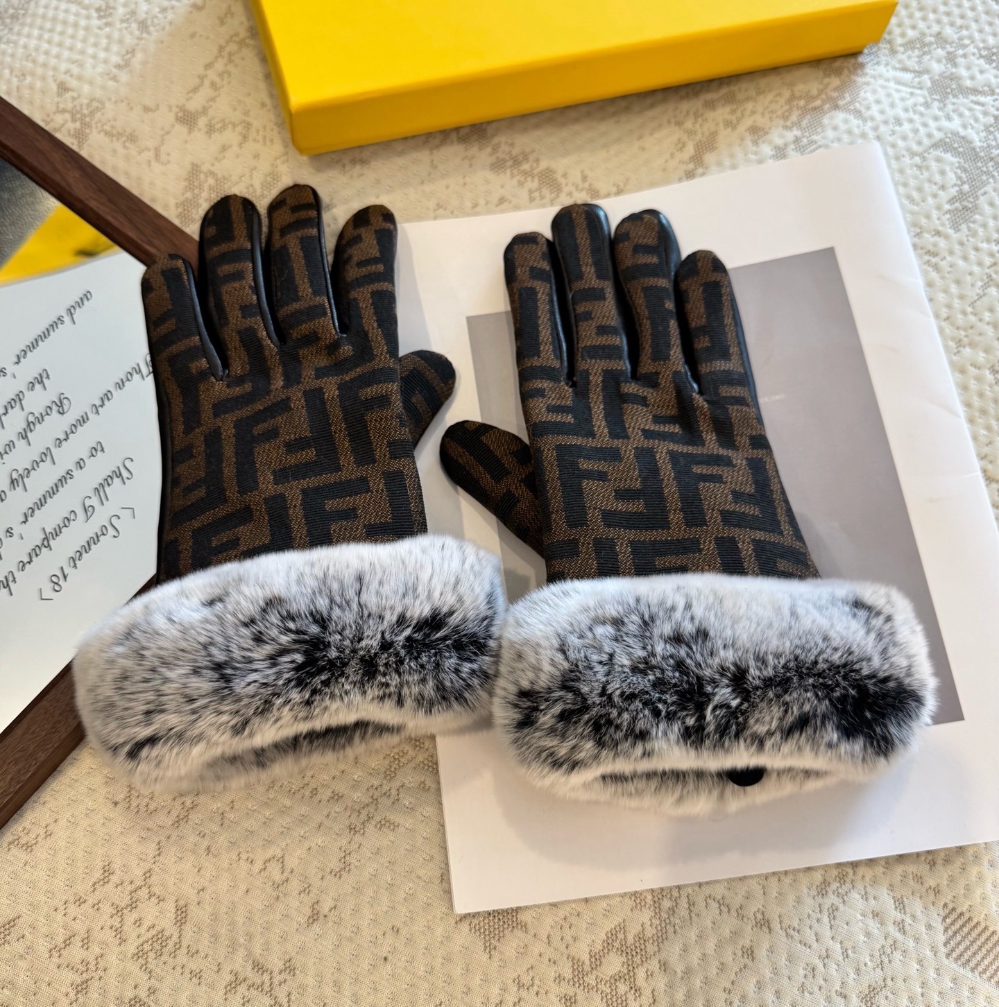 芬迪FENDI✨2025秋冬羊皮懒兔毛手套👍手机触屏，值得对比。。同款不同品质，秒杀市场差产品，进口一级