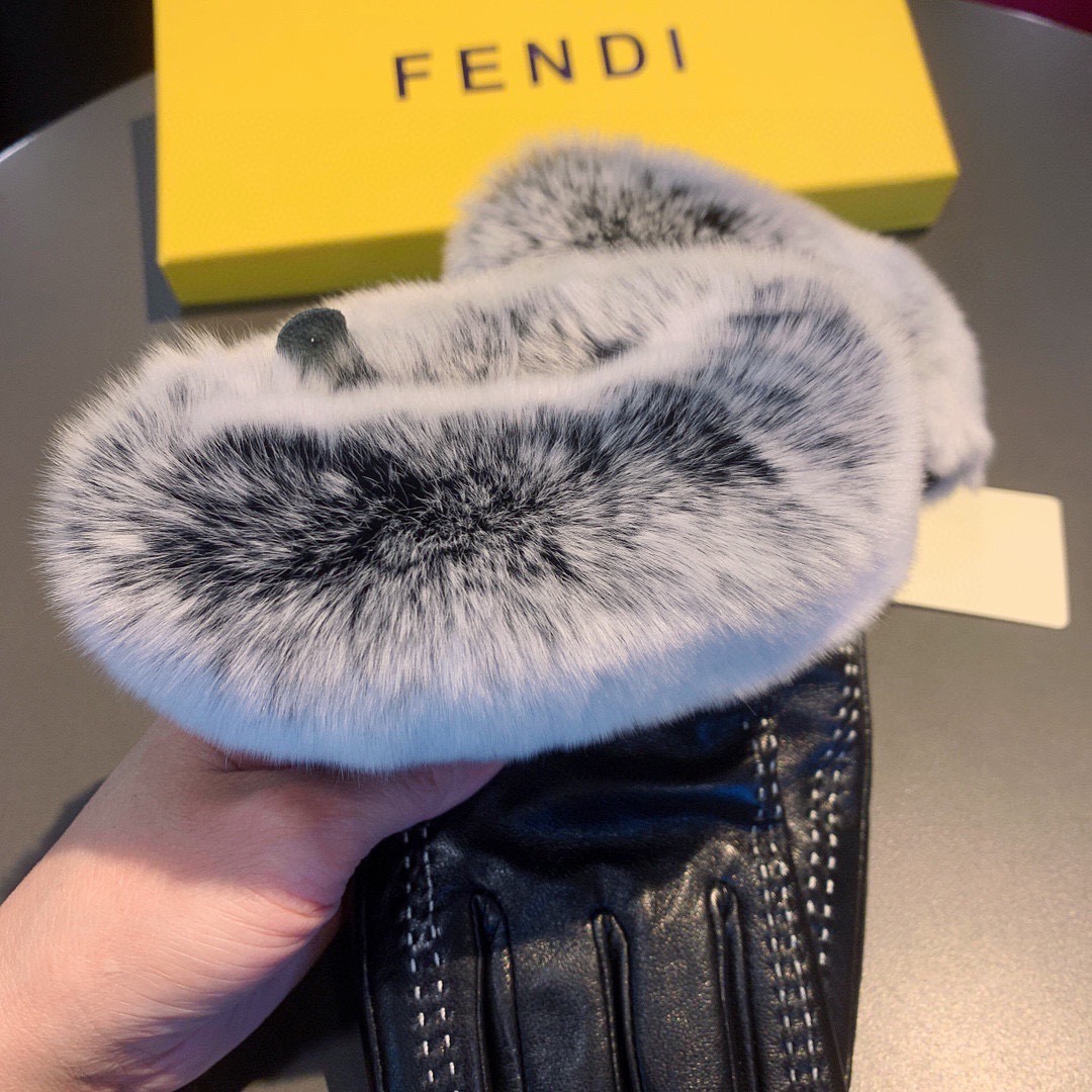。芬迪FENDI✨2025秋冬懒兔毛羊皮刺绣手套👍手机触屏，值得对比。。同款不同品质，秒杀市场差产品，进