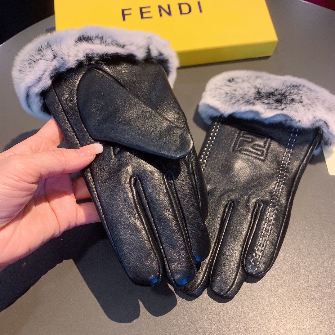 。芬迪FENDI✨2025秋冬懒兔毛羊皮刺绣手套👍手机触屏，值得对比。。同款不同品质，秒杀市场差产品，进