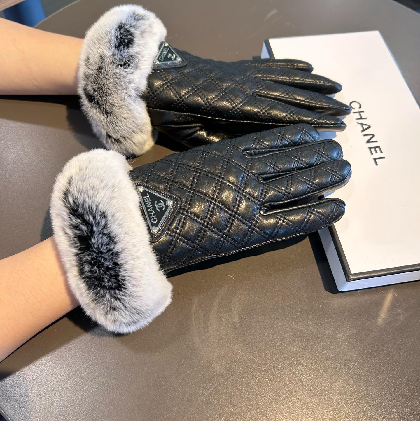 Chanel 香奈儿2025秋冬懒兔毛羊皮手套👍值得对比。。同款不同品质，秒杀市场差产品，进口一级羊皮➕