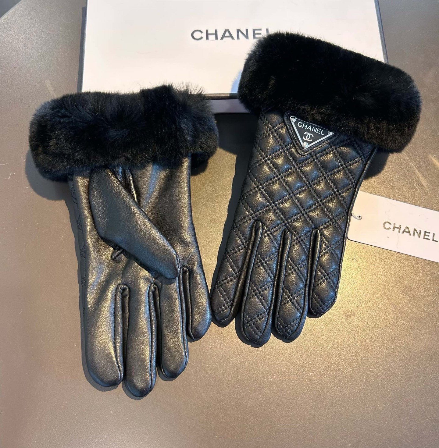 Chanel 香奈儿2025秋冬懒兔毛羊皮手套👍值得对比。。同款不同品质，秒杀市场差产品，进口一级羊皮➕