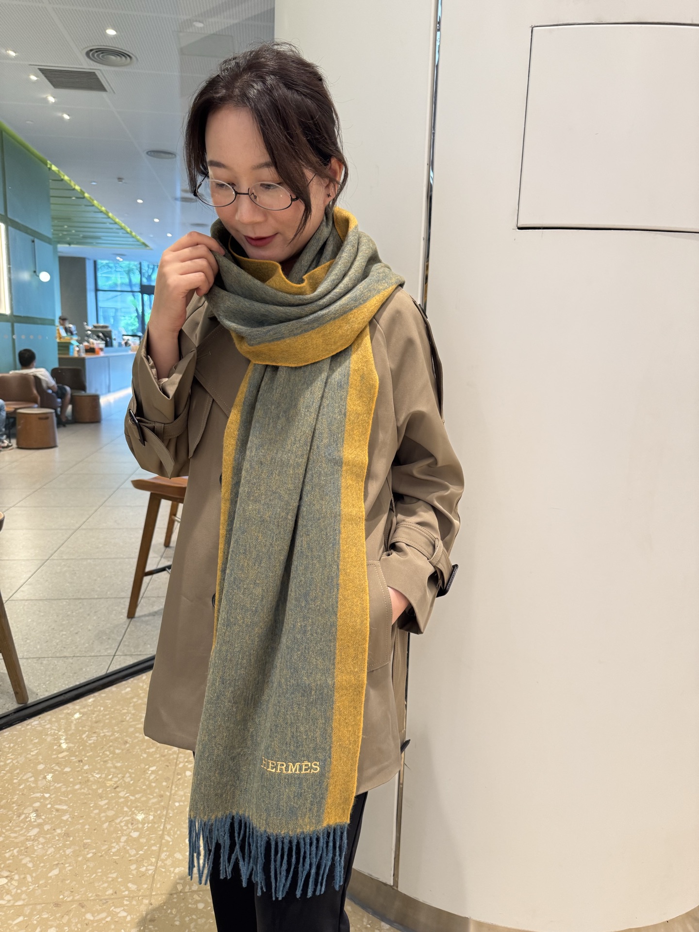 NO:533000,New!  2025 Hermes · Hermes, the rare gentle color scheme of Big H, low-key and elegant] A scarf is matched with two styles, high-end, comfortable and fashionable temperament, full of big brands, Super Amway Big H, this soft scarf that touches the heart, extremely simple color matching with low-key H embroidery logo, the finishing touch is indeed not lost, the pursuit of successful people, the color is absolutely, a bit unique fairy-like, the absolute best choice for couples, the color is elegant, not enchanting specifications 30x 180cm high-version scarf, high-version scarf, hermes, hermes19860909上新！2025年Hermes · 爱马仕,大H难得一见的温柔配色,低调又不失优雅】一条围巾两种风格搭配,高级舒适时髦气质,大牌范十足,超级安利大H这款触动内心的柔美围巾,极其简单的颜色搭配低调的H刺绣logo,点睛之笔确又不失美感,成功人士的追求,色彩绝对,有点独有的仙气,绝对的情侣款不二之选,颜色淡雅,不妖娆规格30x 180cm高版本围巾,高版本围巾,hermes,hermes,scarf