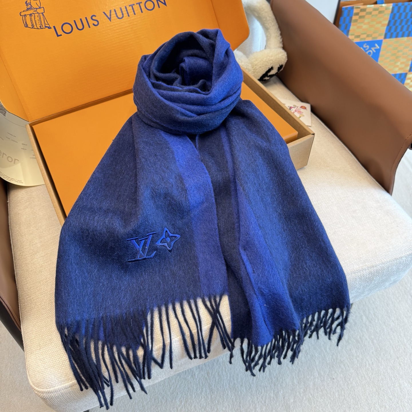 Louis Vuitton 上新 2025年LV羊绒围巾 渐变logo难得一见的温柔配色 低调又不失优雅 一条围巾两种风格搭配