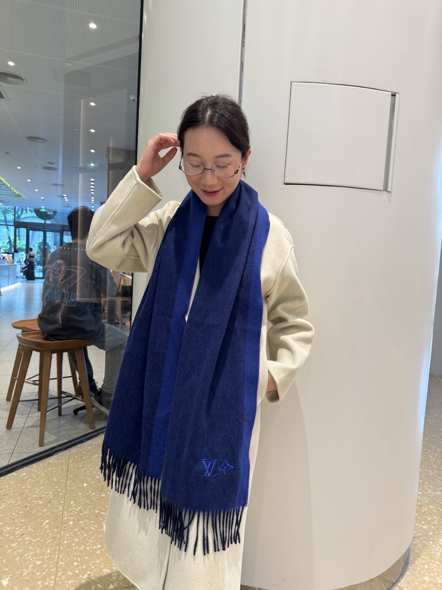 Louis Vuitton 上新 2025年LV羊绒围巾 渐变logo难得一见的温柔配色 低调又不失优雅 一条围巾两种风格搭配