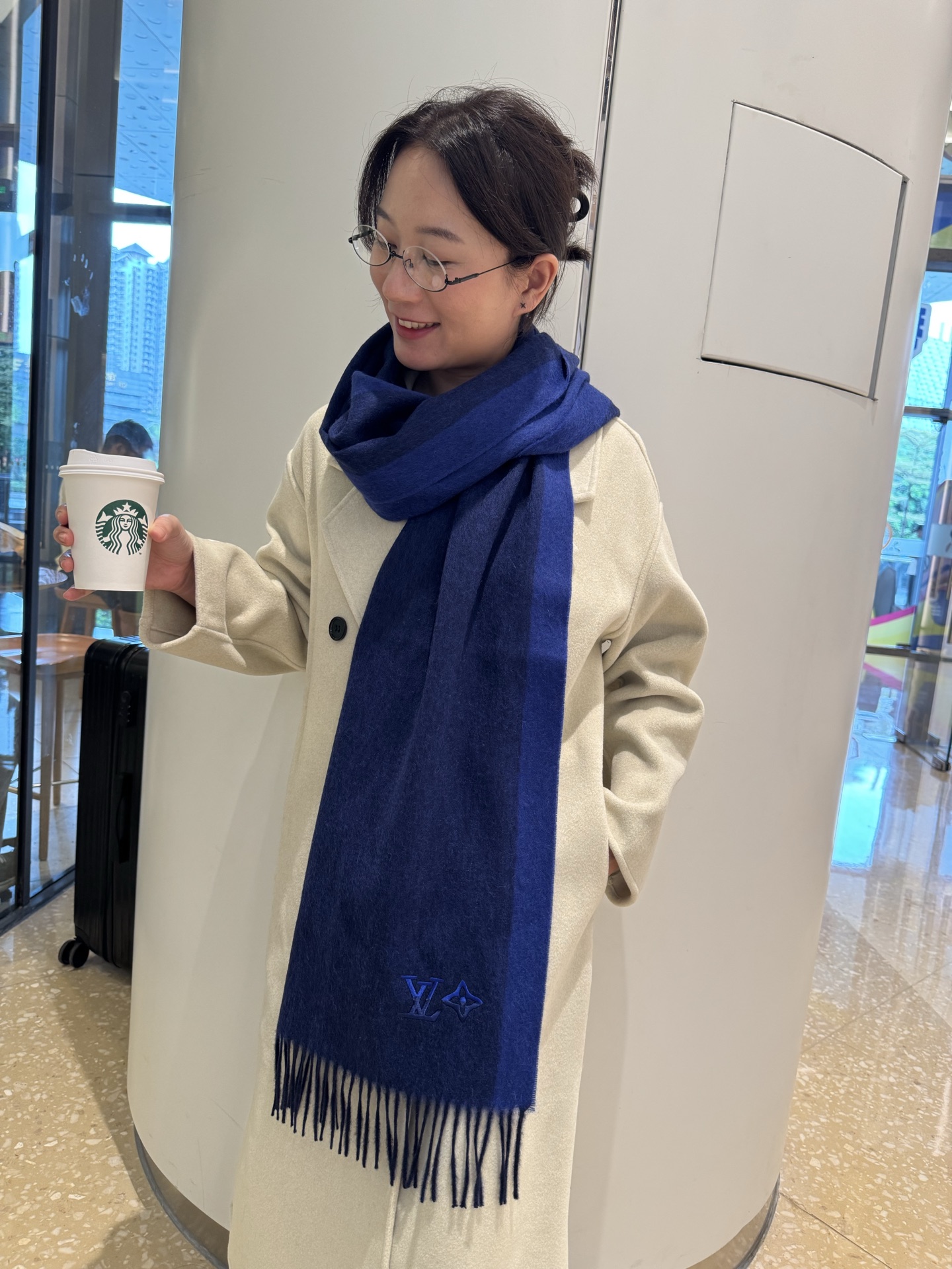 Louis Vuitton 上新 2025年LV羊绒围巾 渐变logo难得一见的温柔配色 低调又不失优雅 一条围巾两种风格搭配