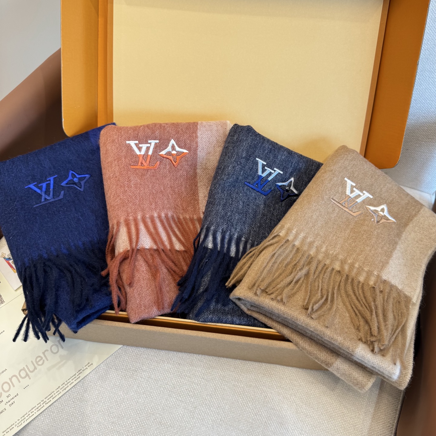 Louis Vuitton 上新 2025年LV羊绒围巾 渐变logo难得一见的温柔配色 低调又不失优雅 一条围巾两种风格搭配