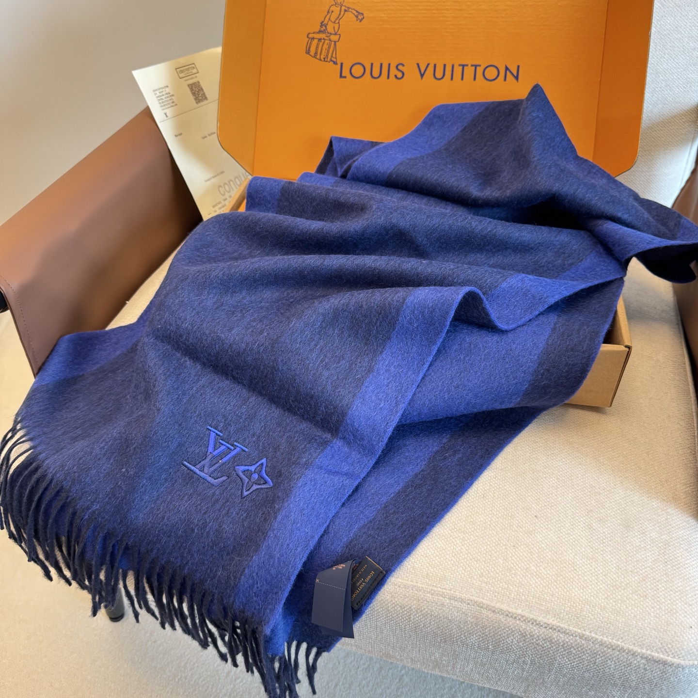 Louis Vuitton 上新 2025年LV羊绒围巾 渐变logo难得一见的温柔配色 低调又不失优雅 一条围巾两种风格搭配